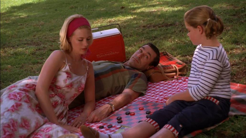 Don Draper na pikniku se svou rodinou. On