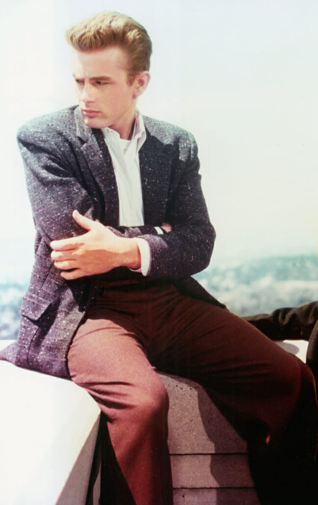 James Dean ve filmu Rebel bez příčiny, na sobě sportovní kabát, zvláštní kalhoty a košili s límečkem.