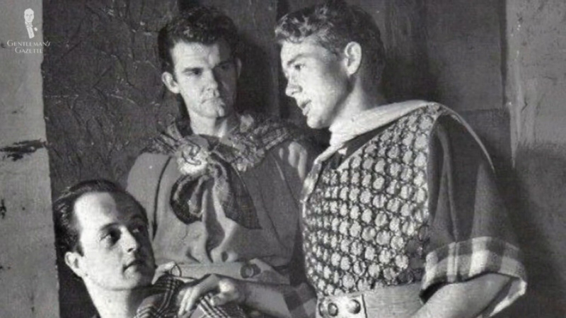 Mladý James Dean (vpravo) jako Malcolm v Macbeth