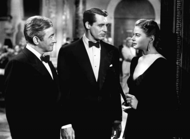 Cary Grant se comunicando de gravata preta