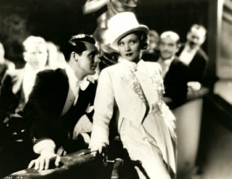 Marlene Dietrich em Blone Venus 1932 em gravata branca especial - nota Cary Grant
