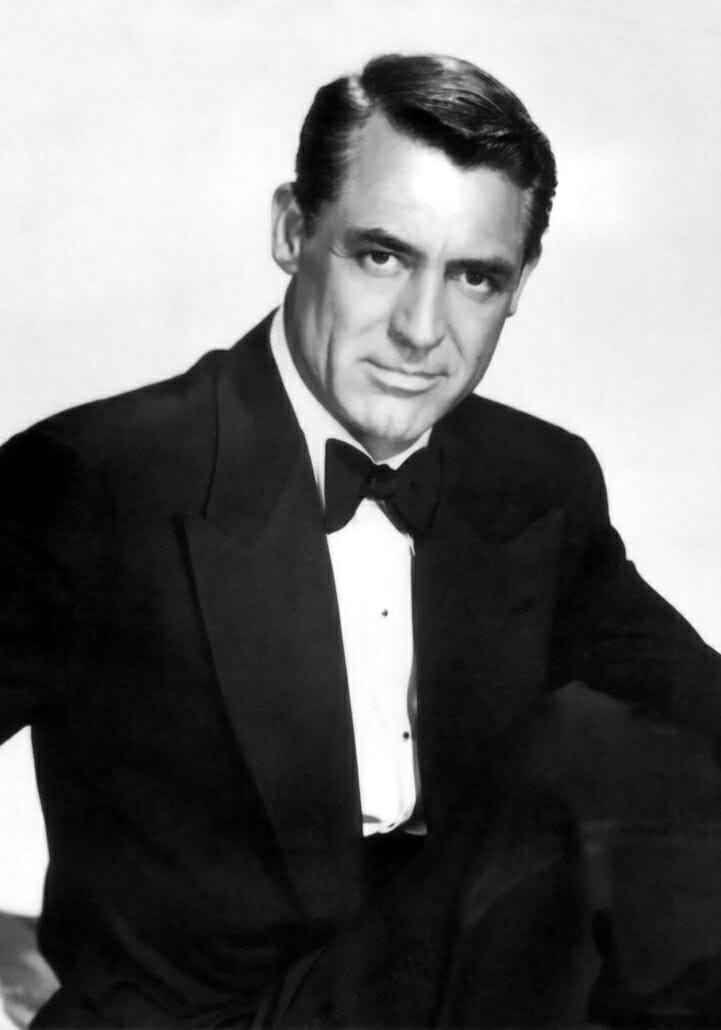 Cary Grant avec un smoking à large revers en pointe, un nœud papillon et deux boutons de chemise