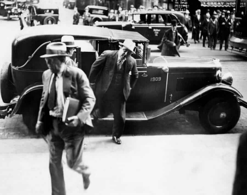 Al Capone míří do budovy federálního soudu
