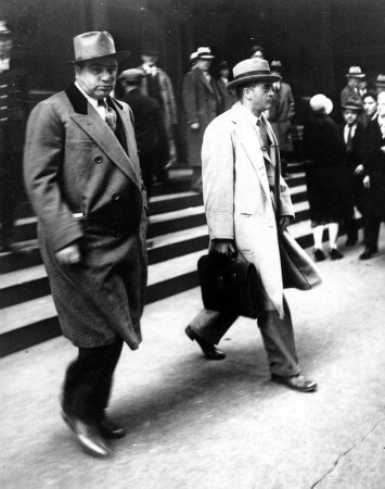 Capone étant libéré de prison en 1939 avec un pardessus à double boutonnage avec des poignets et un col en velours