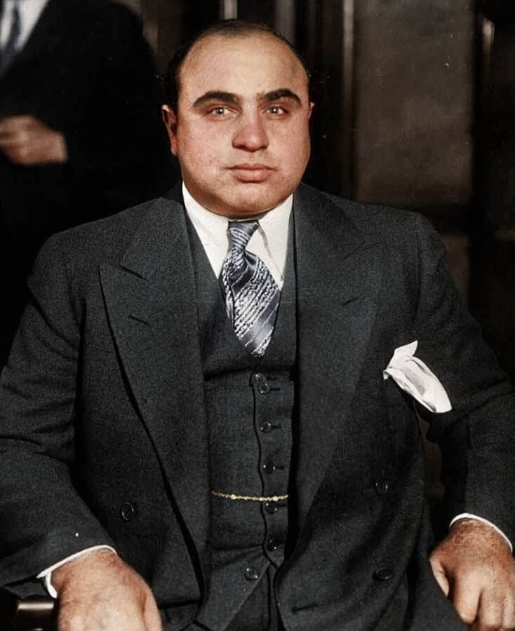 Al Capone v šedém třídílném obleku