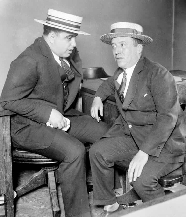 Capone s 3dílným oblekem a vodáckým kloboukem