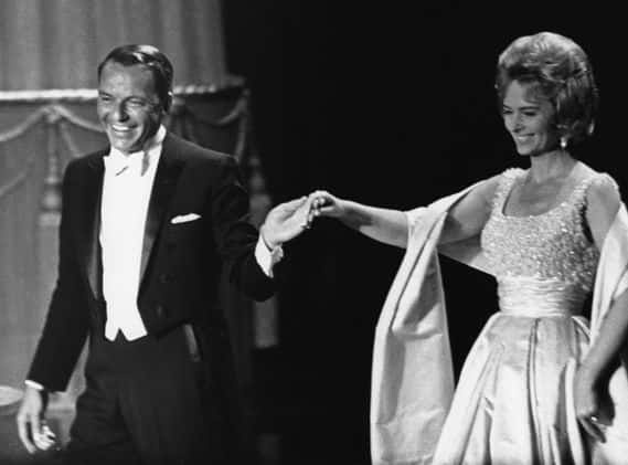 1963 Oscars Frank Sinatra em gravata branca e Donna Reed