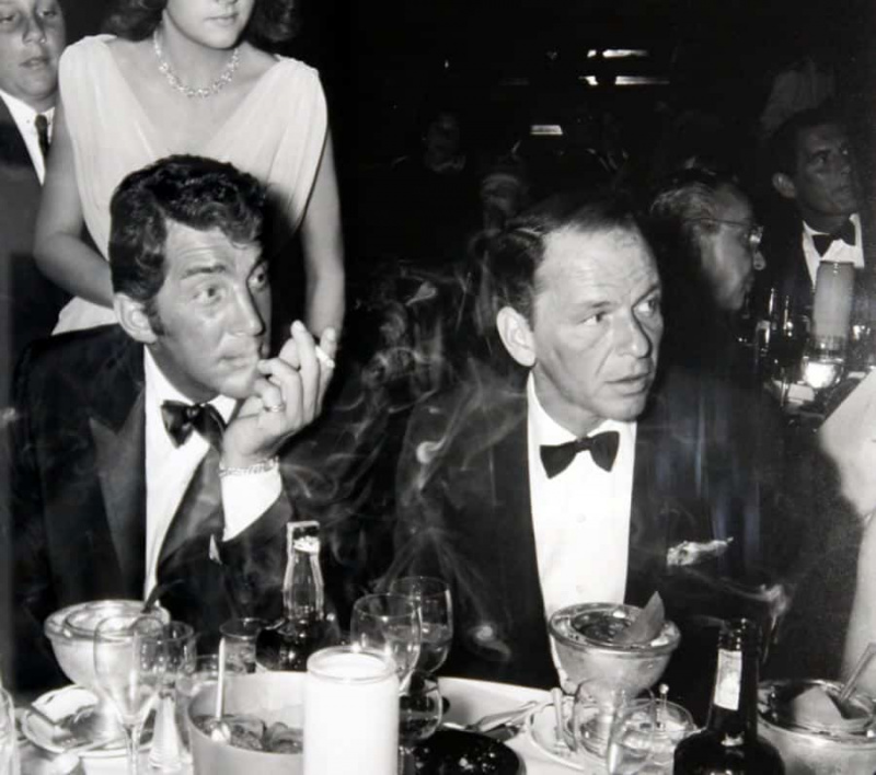 Dean Martin e Frank Sinatra em gravata preta