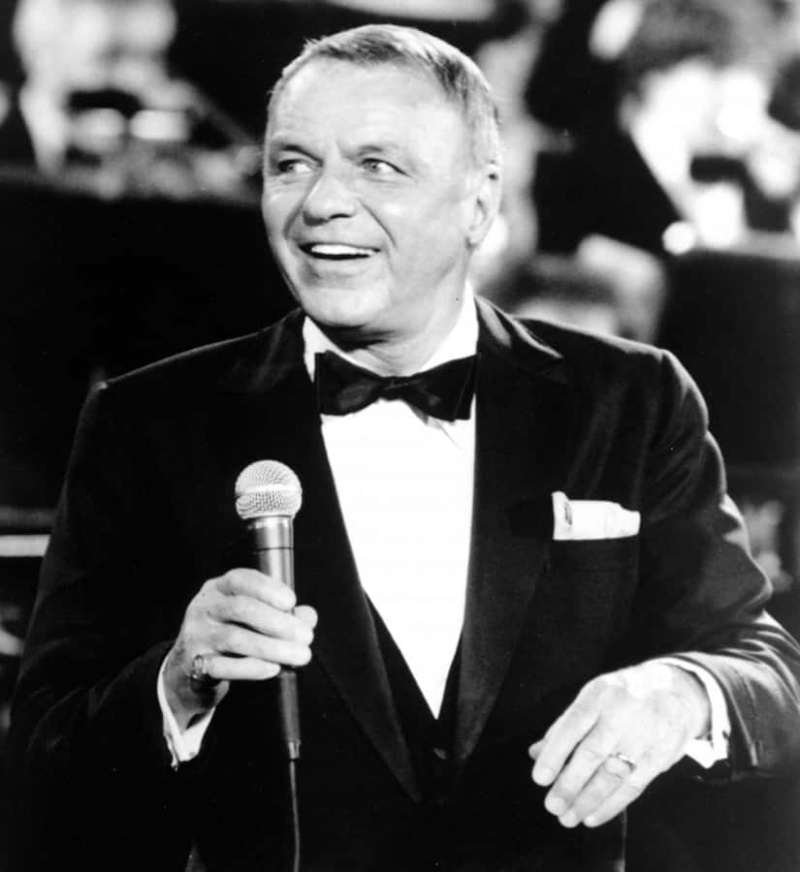 Sinatra en cravate noire avec chevalière
