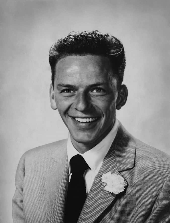 Sinatra avec boutonnière œillet blanc