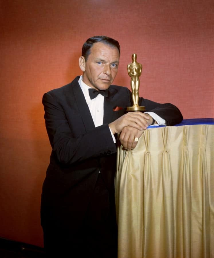 Frank Sinatra com Oscar em cores