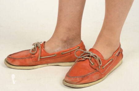 Une paire de chaussures bateau orange