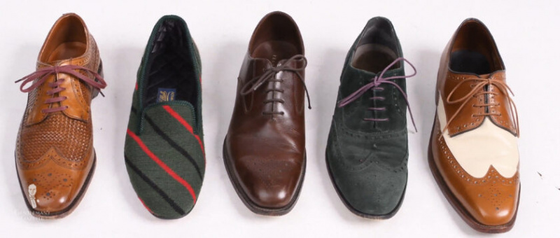 Cinco sapatos, feitos de diferentes tipos de couro e tecido.
