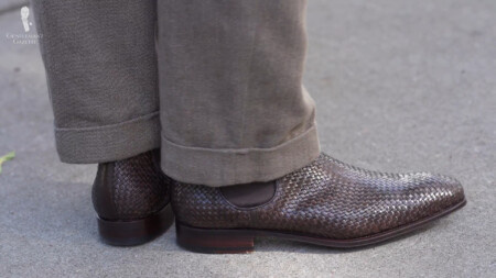 Um par de botas Chelsea de couro trançado marrom escuro, Carmina.