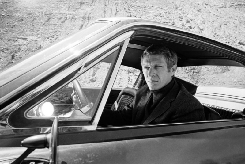 McQueen portant un col roulé monochrome avec sa veste, un style qui est à nouveau populaire en ce moment