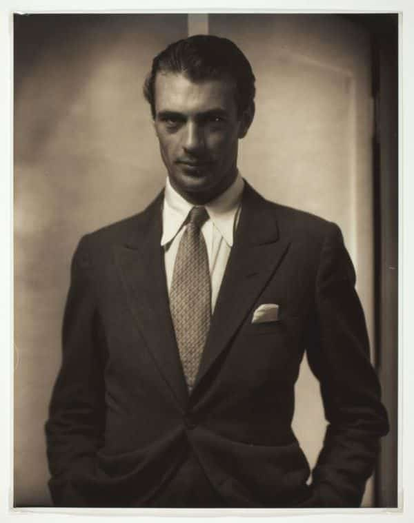 Gary Cooper em um terno SB preto com gravata e lenço de bolso branco