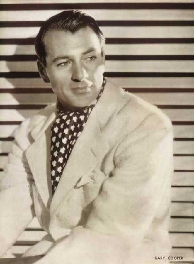Gary Cooper dans une veste en laine et une écharpe en soie imprimée