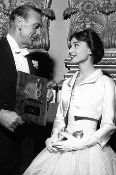 Audrey Hepburn et Gary Cooper en cravate blanche, 30 novembre 1956, Paris.