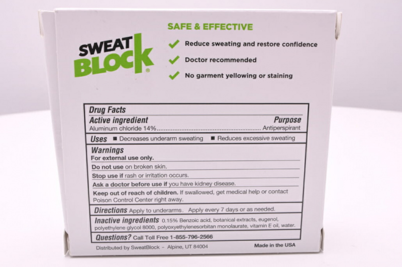 A parte de trás da caixa de lenços antitranspirantes SweatBlock, listando seus ingredientes.