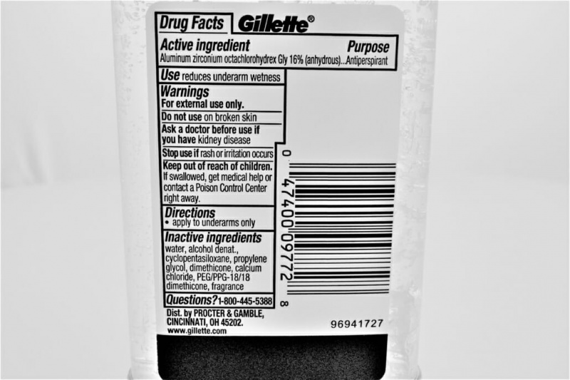 Gilletten geelimäisen deodorantin/antiperspirantin taustapuoli, luettelo sen ainesosista.