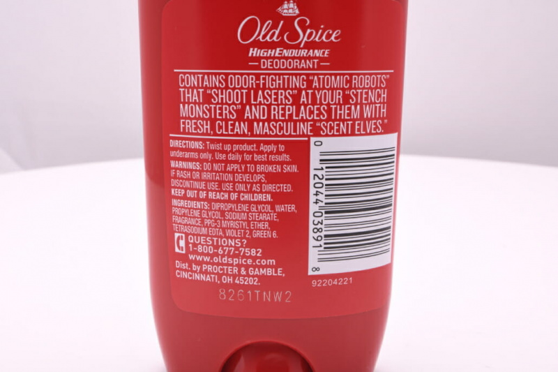 A parte de trás do desodorante Old Spice, mostrando seus ingredientes (além de um