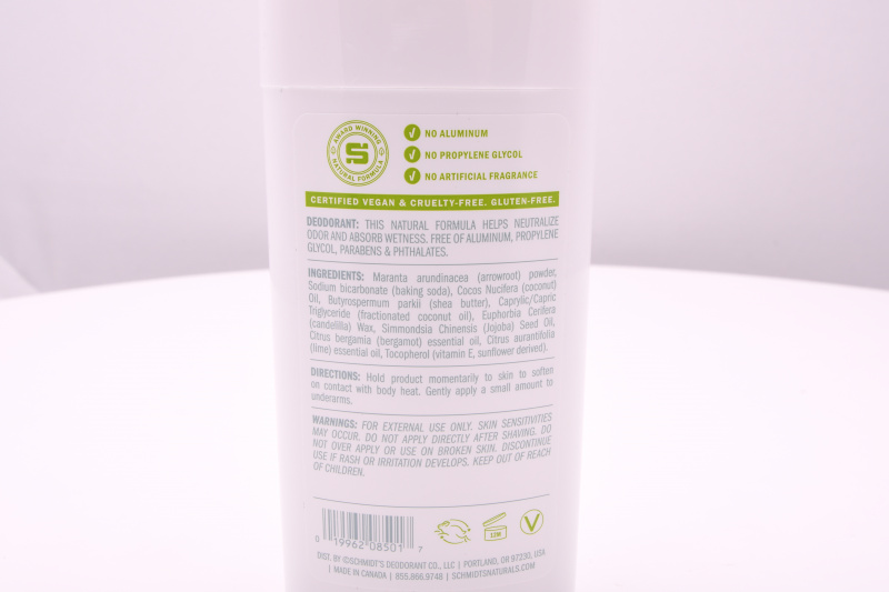 Luonnollisen deodorantin taustapuoli, jossa luetellaan sen ainesosat ja prosessit.