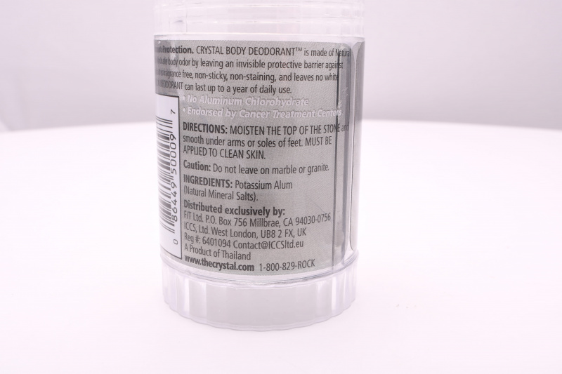 A parte traseira do desodorante cristal, observando que seu principal ingrediente é o alúmen de potássio.