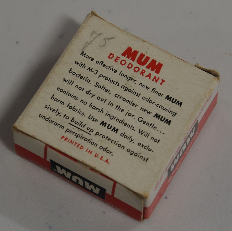 A parte de trás de um pacote vintage de desodorante Mum, explicando seus usos.