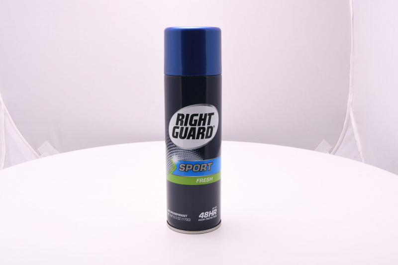 Um spray antitranspirante da Right Guard (uma das marcas mais populares da categoria).