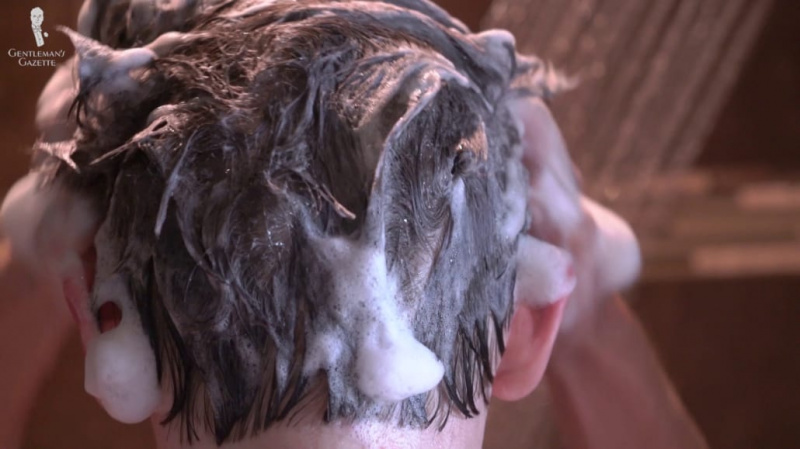 Prenez une douche chaude pour rendre vos cheveux doux avant de vous raser
