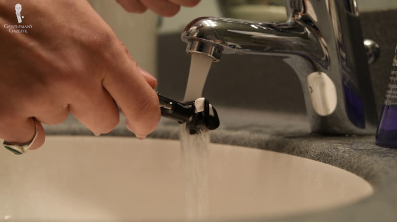 Исперите бријач под текућом водом или судопером напуњеном водом када завршите са бријањем.