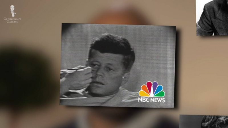 Le président John F. Kennedy se fait maquiller le visage.