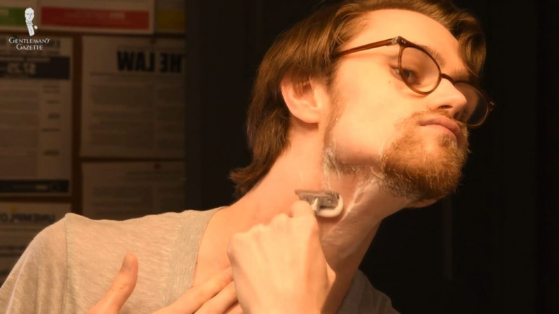 Preston se rase le cou avec un rasoir DE