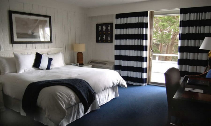Litet nautiskt sovrum fungerar utmärkt i lägenheter med kala väggar