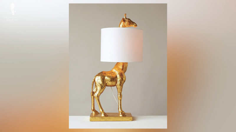 Une lampe fantaisie en forme de girafe.