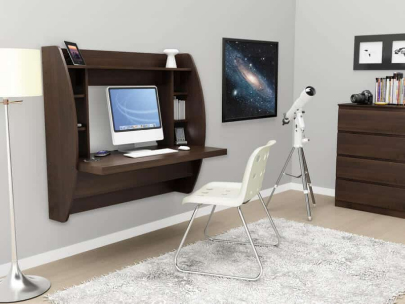 El escritorio flotante es un gran ahorro de espacio que se fija directamente a la pared.