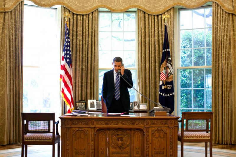 President Obama vid sitt skrivbord i Oval Office