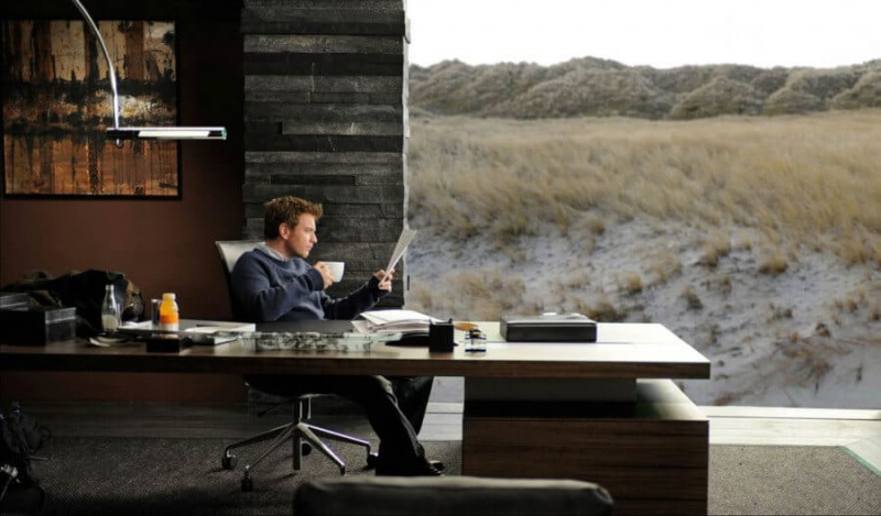 Cores escuras com pedras e madeiras misturadas com luz natural podem proporcionar um ambiente de escritório ideal