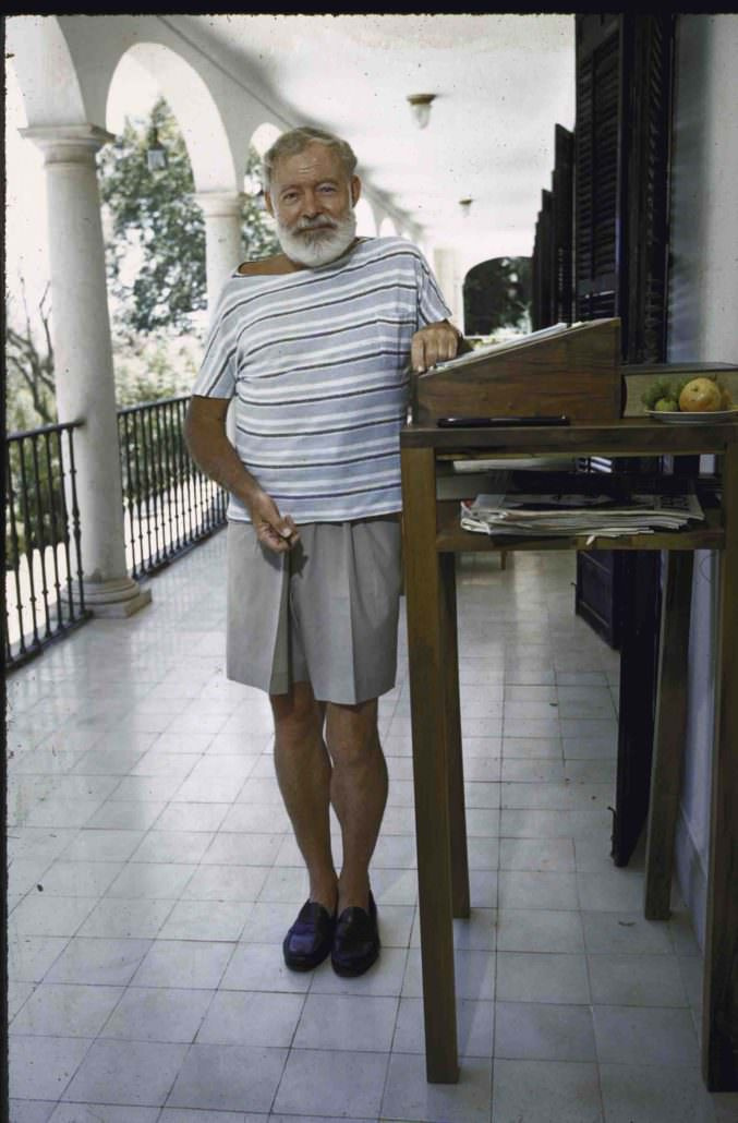 Ernest Hemingway i shorts vid sitt stående skrivbord