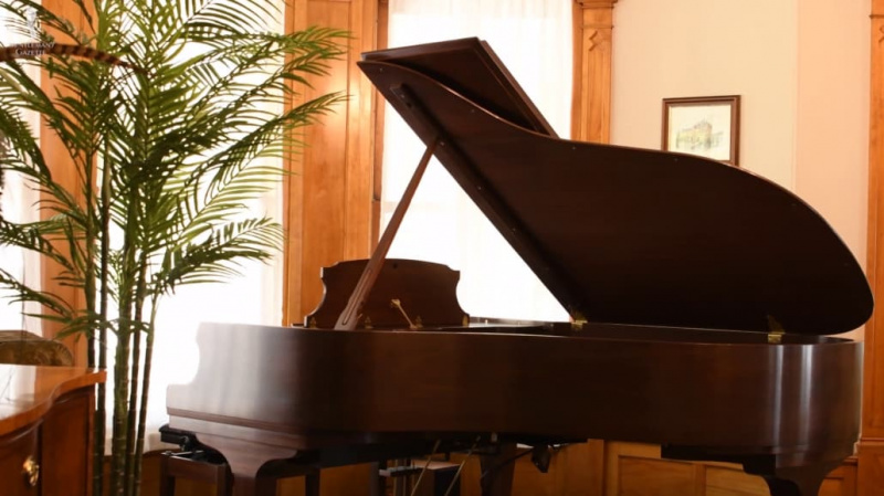 Klavír s otevřeným víkem přitáhne oči vzhůru a vytvoří iluzi většího prostoru.