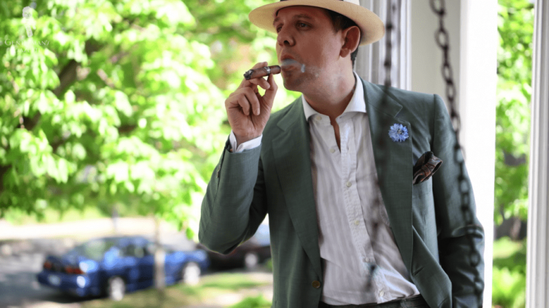 Sven Raphael essayant un cigare cubain