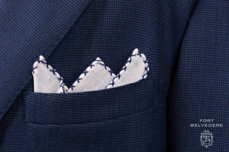 Pochette de costume en lin blanc avec point X roulotté bleu marine - Fort Belvedere