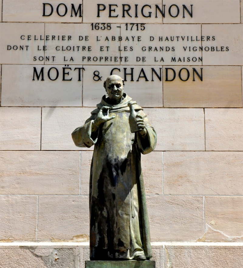 Estatua de Dom Pérignon en Moët & Chandon