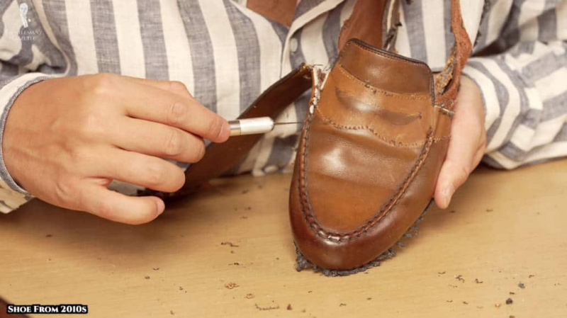 Inconsistências na costura sugerem que partes do sapato foram costuradas à mão.