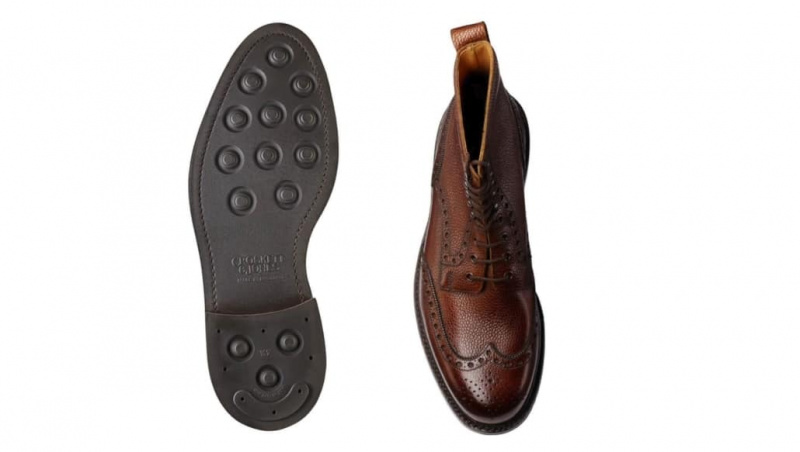 Um par de botas de couro granulado escocês marrom resistente, Crockett & Jones