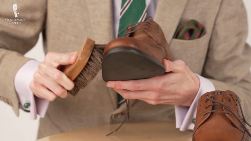 Preston brosse ses chaussures oxford marron cousues bonne année