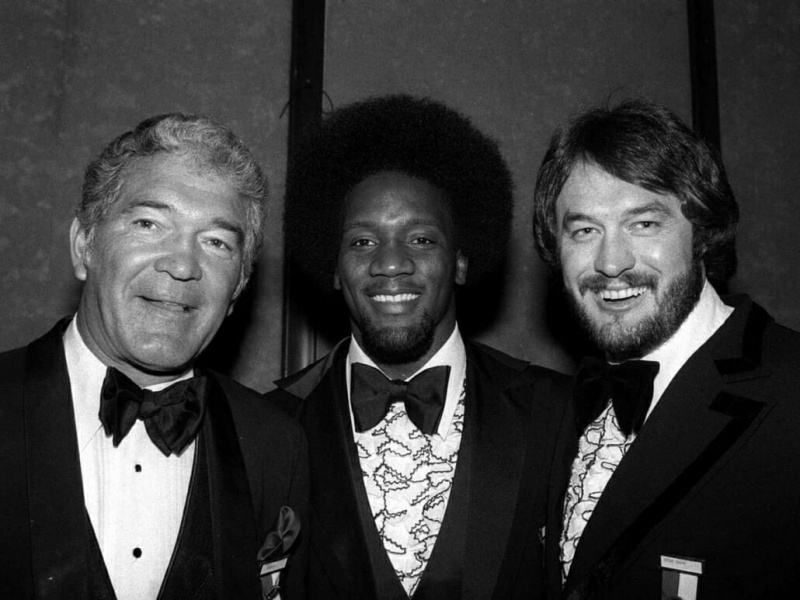 Billy Sims, le vainqueur du trophée Heisman 1978, est rejoint par les anciens vainqueurs Billy Vessels, à gauche, et Steve Owens, à droite.