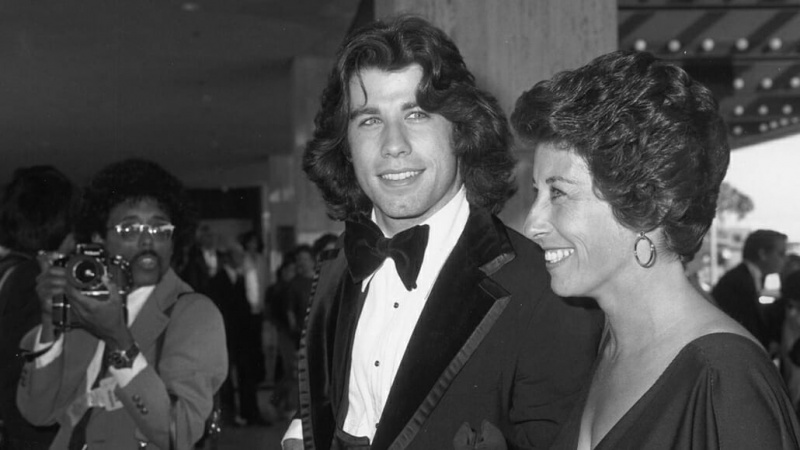 John Travolta aux Emmys dans les années 70 avec un énorme nœud papillon en velours et des revers passepoilés