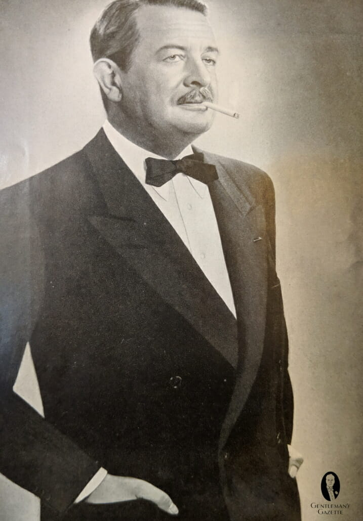 Smoking dos anos 1950 - muitas vezes com abotoamento duplo com gola virada para baixo e gravata borboleta mais fina, aqui com pontas pontiagudas é claro que o cigarro é obrigatório