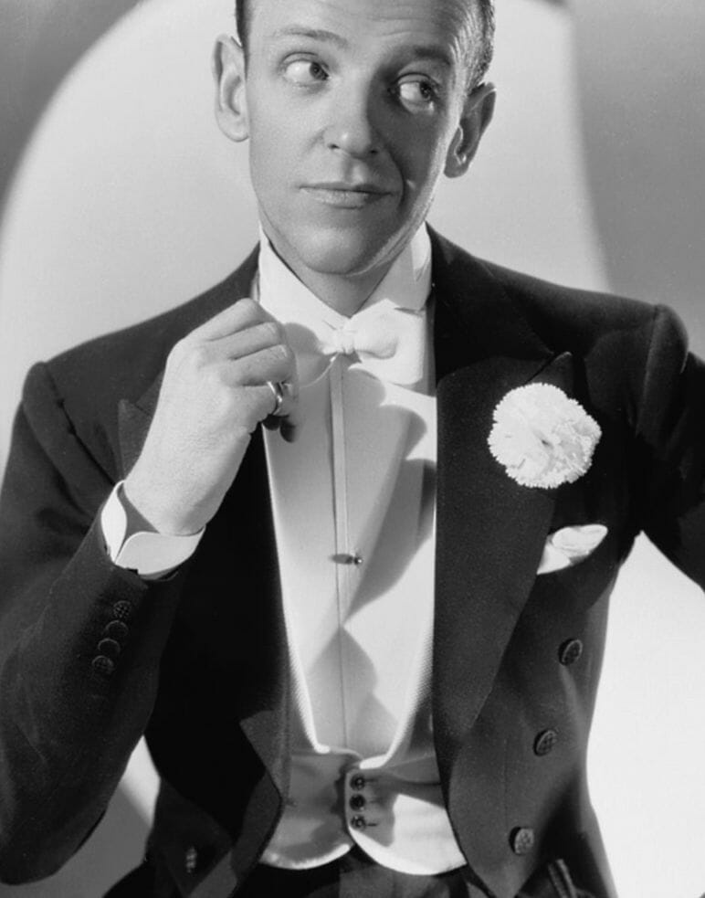 Fred Astaire kolem roku 1936 na sobě oblíbený bílý perlový cvoček košile a dobové neotřelé cvočky u vesty.